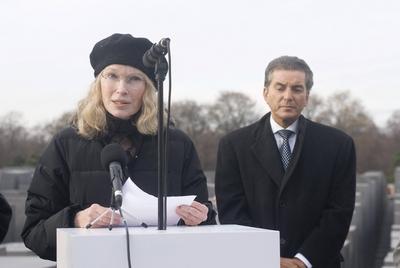 Mit dem Entz?nden einer Fackel am Berliner Holocaust-Mahnmal haben Menschenrechtler am Donnerstag (29.11.07) gegen Mass-stock-photo