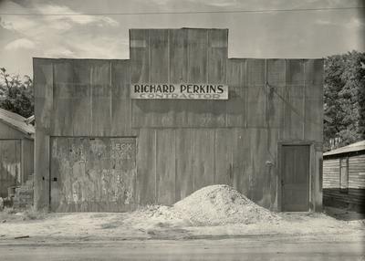 RECORD DATE NOT STATED Corrugated Tin Facade / Tin Building, Moundville, Alabama. Walker Evans (American, 1903 - 1975) C-stock-foto