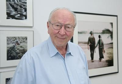 Fotograf Thomas Billhardt Fotograf Thomas Billhardt in seiner Ausstellung im Kennedy Museum Berlin *** Photographer Thom-stock-foto