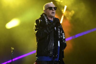 Die 80er live am 14.01.2023 in der Merkur Spiel-Arena in D?sseldorf Holly Johnson steht am 14.01.2023 in der Merkur Spie-stock-foto