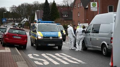 Polizist schie?t auf Randalierer - dieser wirft mit Gegenst?nden auf Polizeibeamte-stock-photo
