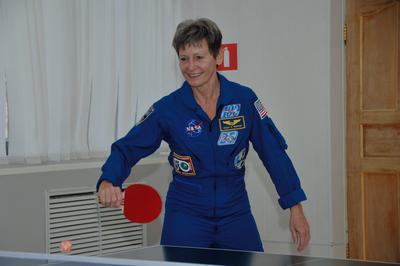 At her Cosmonaut Hotel crew quarters in Baikonur, Kazakhstan, Expedition 50-51 crewmember Peggy Whitson of NASA tries he-stock-foto