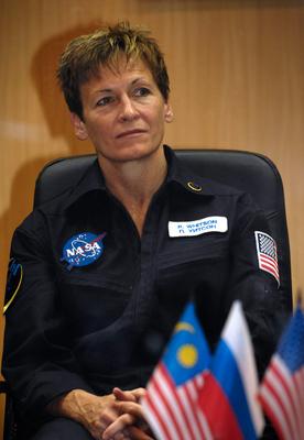 Expedition 16 Commander Peggy Whitson listens during the State Commission meeting and press conference, Tuesday, Oct. 9,-stock-foto