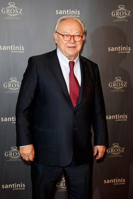 Hubert Burda auf dem Roten Teppich bei der Premiere von Alles muss gl?nzen - The Homemaker im Theater am Kurf?rstendamm-stock-photo