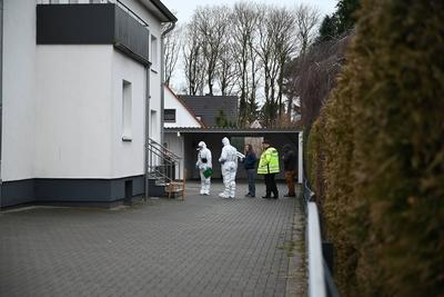 Polizist schie?t auf Randalierer - dieser wirft mit Gegenst?nden auf Polizeibeamte-stock-photo