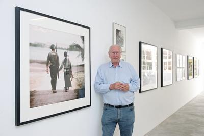 Fotograf Thomas Billhardt Fotograf Thomas Billhardt in seiner Ausstellung im Kennedy Museum Berlin *** Photographer Thom-stock-foto