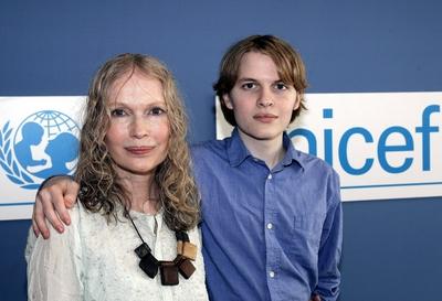 Mia Farrow mit Sohn Ronan bei Unicef Pressekonferenz - Berlin Mia Farrow mit Sohn Ronan Farrow bei der Pressekonferenz-stock-photo