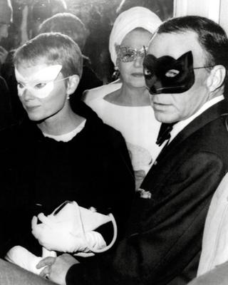 Frank Sinatra and Mia Farrow at Truman Capote s Black and White Ball held at The Plaza Hotel, New York City (November 2-stock-foto