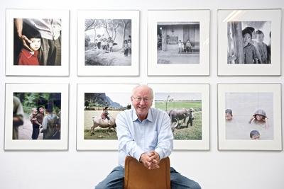 Fotograf Thomas Billhardt Fotograf Thomas Billhardt in seiner Ausstellung im Kennedy Museum Berlin *** Photographer Thom-stock-foto