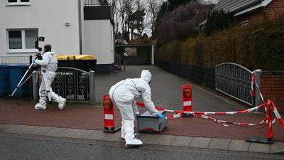 Polizist schie?t auf Randalierer - dieser wirft mit Gegenst?nden auf Polizeibeamte-stock-photo