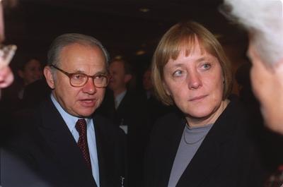 Prof. Dr. Hubert Burda und Angela Merkel 11/01 te Mann Verleger F?hrung Leitung Management Unternehmen Burda-Verlag Med-stock-foto