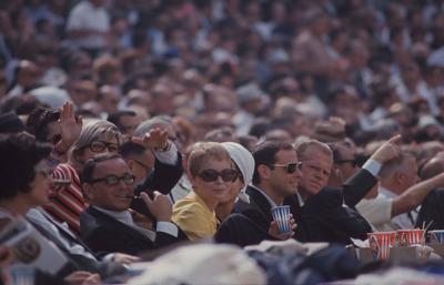 Frank Sinatra and Mia Farrow Los Angeles.CA.USA. LIBRARY. Frank Sinatra and Mia Farrow in circa 1967. Watching a baseba-stock-foto