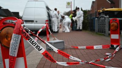 Polizist schie?t auf Randalierer - dieser wirft mit Gegenst?nden auf Polizeibeamte-stock-photo