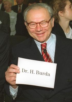 Hubert Burda, Vorstandsvorsitzender der Hubert Burda Media Holding, mit seinem Namensschild, Berlin, 31.01.2001, Berlin-stock-foto