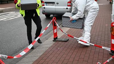 Polizist schie?t auf Randalierer - dieser wirft mit Gegenst?nden auf Polizeibeamte-stock-photo