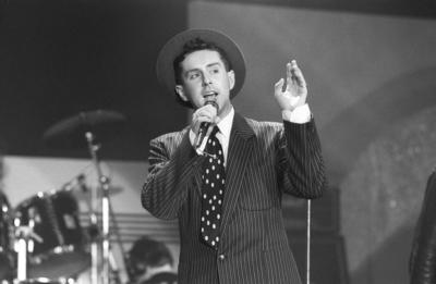 Holly Johnson (S?nger) 11/86 rag Holly Johnson bei einem Auftritt der Band Frankie Goes to Hollywood in Peters Pop Show-stock-photo