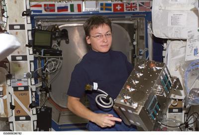 iss005e06782 (7/5/2002) --- NASA astronaut Peggy Whitson installs a Solidification Using a Baffle in Sealed Ampoules (SU-stock-foto