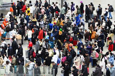 Spring Festival Travel Peak in Shanghai-stock-foto