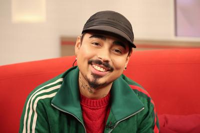 Comedien Tony Bauer zu Gast im DAS! Das Abendstudio, Fototermin am 24.1.2025 im Fernsehstudio Hamburg Lokstedt vor der S-stock-foto