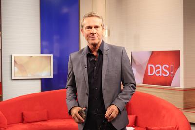 Hinnerk Baumgarten moderiert DAS! Das Abendstudio, Fototermin am 24.1.2025 im Fernsehstudio Hamburg Lokstedt vor der Sen-stock-foto