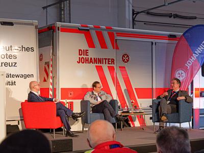 Zivile Verteidigung: Herausforderung f?r die Zukunft Podiumsdiskussion Mit (v.r.) Prof. Dr. Stefan Birkner (DRK) und Tho-stock-foto