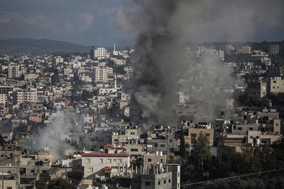 Smoke from an explosion billows as homes are demolished in Jenin refugee camp-stock-foto