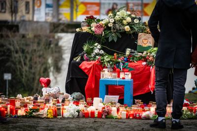 Aschaffenburg, Bavaria, Germany - January 25, 2025: The blue piano in Sch?ntalpark, wrapped in black, becomes a place of-stock-foto