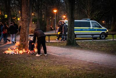 Aschaffenburg, Bavaria, Germany - January 25, 2025: Police monitor Sch?ntalpark as the people of Aschaffenburg bid farew-stock-foto