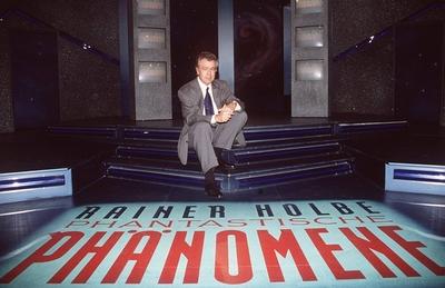 Rainer Holbe in Phantastische Ph?nomene (SAT.1) 02/93 rb Mann Fernsehen TV Show Moderation Autor Journalismus Mann seri-stock-photo