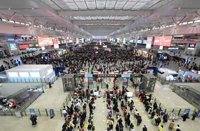 Spring Festival Travel Peak in Shanghai-stock-foto