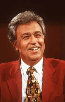 Bildnummer: 56870820  Datum: 01.06.1998  Copyright: imago/teutopressRainer Holbe (TV-Moderator, Autor) 06/98 her Mann TV Fernsehen Show Moderation Schriftstellerei Buch Journalismus Publizistik grauhaarig seri?s Krawatte Hemd Jackett sitzend Portrait hoch l?chelnd People xsp x0x 1998 hoch  56870820 Date 01 06 1998 Copyright Imago  Rainer Holbe TV presenter Author 06 98 her Man TV Television Show Moderation Writing Book Journalism Journalism grauhaarig seriously Tie Shirt Jacket seated Portrait vertical smiling Celebrities xsp x0x 1998 vertical-stock-foto