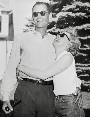 Marilyn Monroe and Arthur Miller circa 1956 Cinema Publishers Collection Hollywood CA USA PUBLICAT-stock-foto
