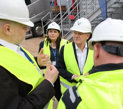 Olaf Scholz bei Geobohrung-stock-foto