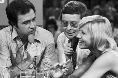 Rainer Holbe Rainer Holbe (links) und Horst Sch?ttle mit TV-Assistentin Gaby Kimpfel, Deutschland um 1980. German TV pre-stock-foto