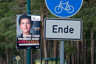 Wahlplakat des BSW und Zusatzschild Ende-stock-foto