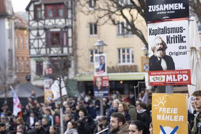 Demo Antifa Budapest-Komplex-stock-photo