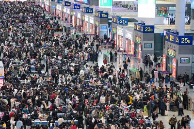 Spring Festival Travel Peak in Shanghai-stock-foto
