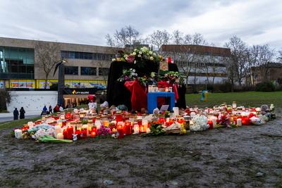 Aschaffenburg, Bavaria, Germany - January 25, 2025: The blue piano in Sch?ntalpark, wrapped in black, becomes a place of-stock-foto