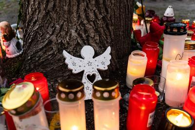 Aschaffenburg, Bavaria, Germany - January 25, 2025:In Sch?ntalpark in Aschaffenburg, grave candles burn in memory of the-stock-foto