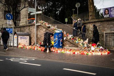 Aschaffenburg, Bavaria, Germany - January 25, 2025: In Sch?ntalpark in Aschaffenburg, people gather in silent mourning t-stock-foto