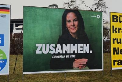 Wahlplakate zur Bundestagswahl am 23. Februar 2025. Plakat der Gr?nen mit Annalena Baerbock - Zusammen. Ein Mensch. Ein-stock-foto
