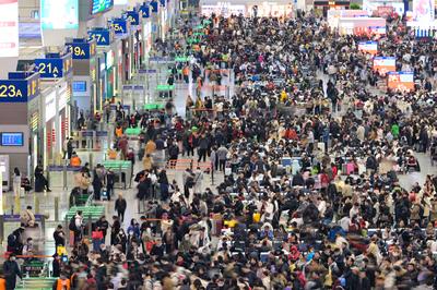Spring Festival Travel Peak in Shanghai-stock-foto