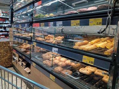 REWE - Einkauf zu Zeiten von Inflation und Krieg in der Ukraine ! REWE - Einkauf in einem Supermarkt oder Discounter ***-stock-foto