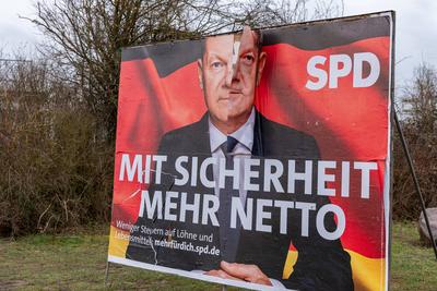 Besch?digtes Wahlplakat der SPD - Bundestagswahlkampf 2025-stock-foto