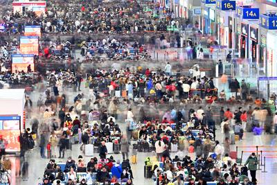 Spring Festival Travel Peak in Shanghai-stock-foto