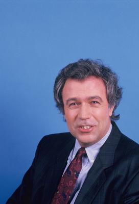 Moderator Rainer Holbe posiert am 12.02.1988 vor neutralen Hintergrund *** Moderator Rainer Holbe poses on 12 02 1988 ag-stock-photo