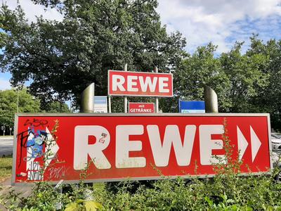 Schild zum REWE Supermarkt Hamburg Hamburg Deutschland *** Sign for REWE supermarket Hamburg Hamburg Germany Copyright:-stock-foto