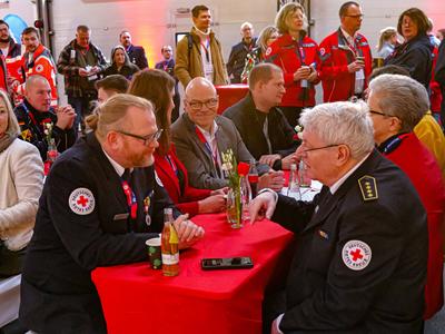 Zivile Verteidigung: Herausforderung f?r die Zukunft Vertreter vieler Hilfsorganisationen nahmen interessiert an der Ver-stock-foto