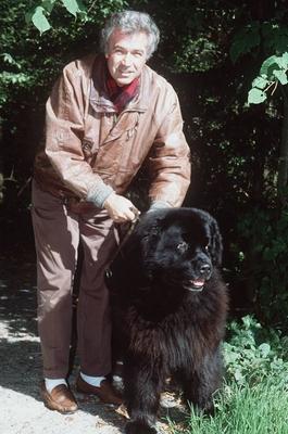 Rainer Holbe mit seinem Hund 09/92 te Mann Fernsehen Show Moderation hoch ganz spazieren gehend Tier Hund grauhaarig le-stock-photo