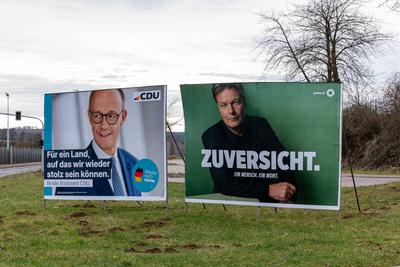 Wahlplakate im Winter - Bundestagswahlkampf 2025-stock-foto